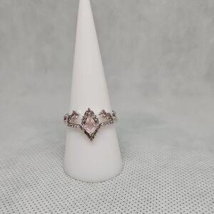 Elegant Silver Diamond-Shaped Ring